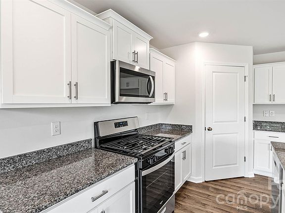 4th image of 9 Katherine Emilie Dr