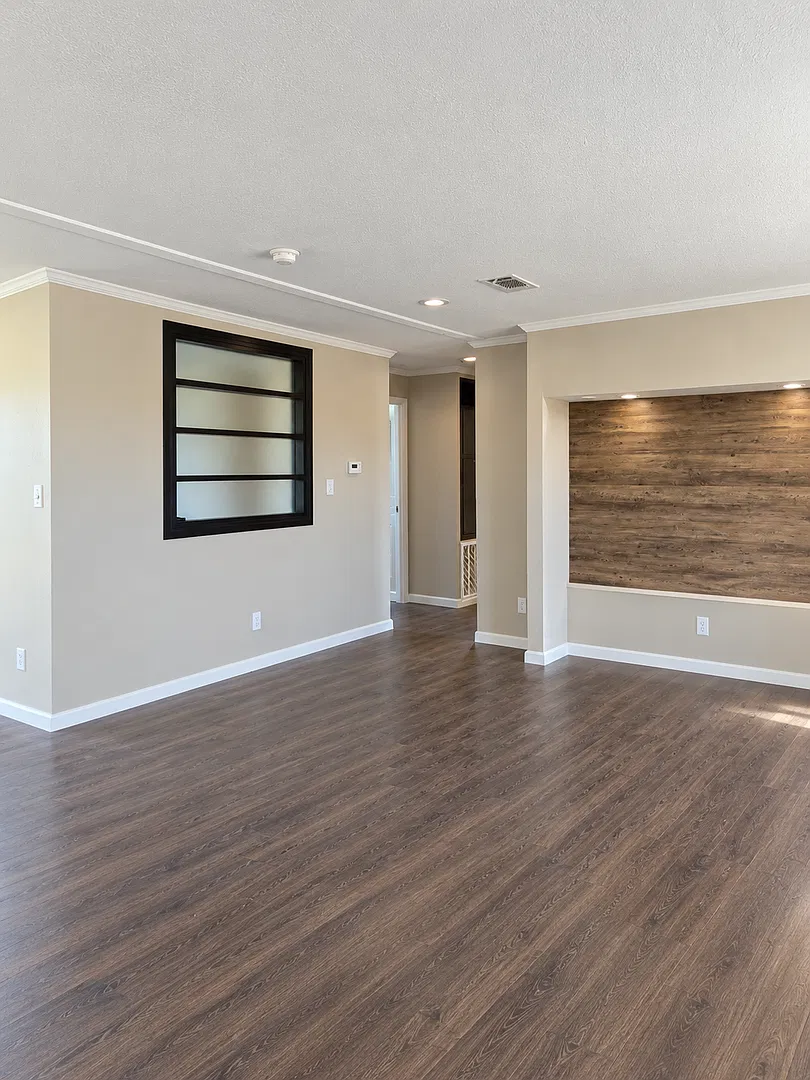3/2 Bright Modern Home on Quiet CuldeSac with Pond, Workshop & Pasture — Photo 3