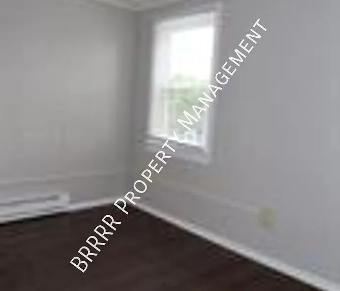 242 E Holland St — Photo 16