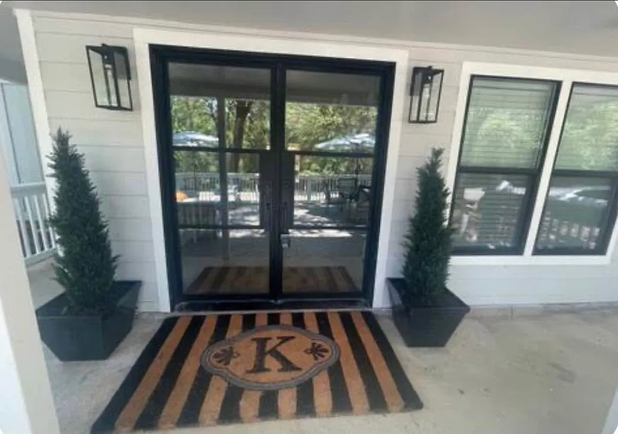 3 bed, 1250 sqft, $1,750 — Photo 1