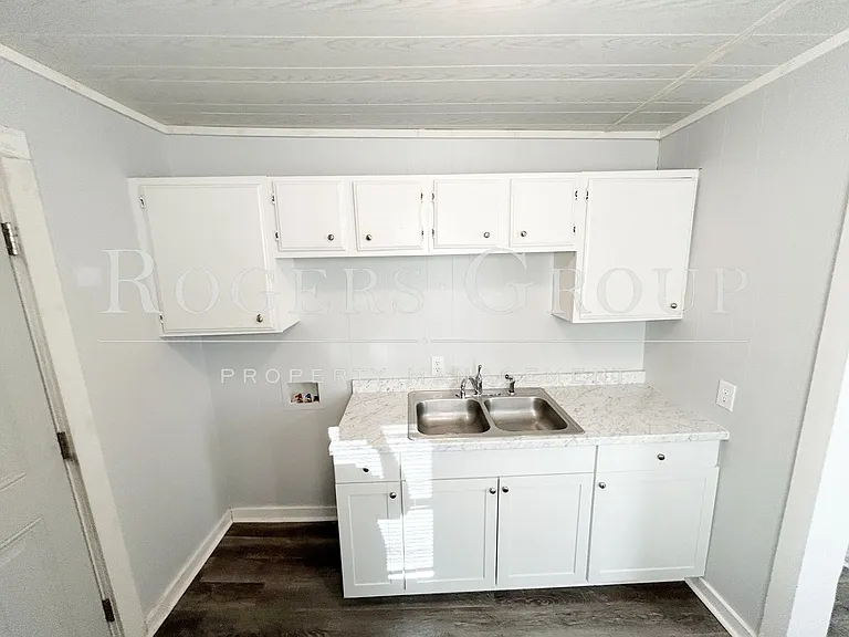 1108 Johnson St — Photo 3