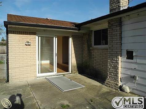 BACK PATIO.JPG