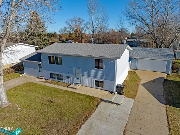 1607 W Blossom Dr, Menoken, ND 58558