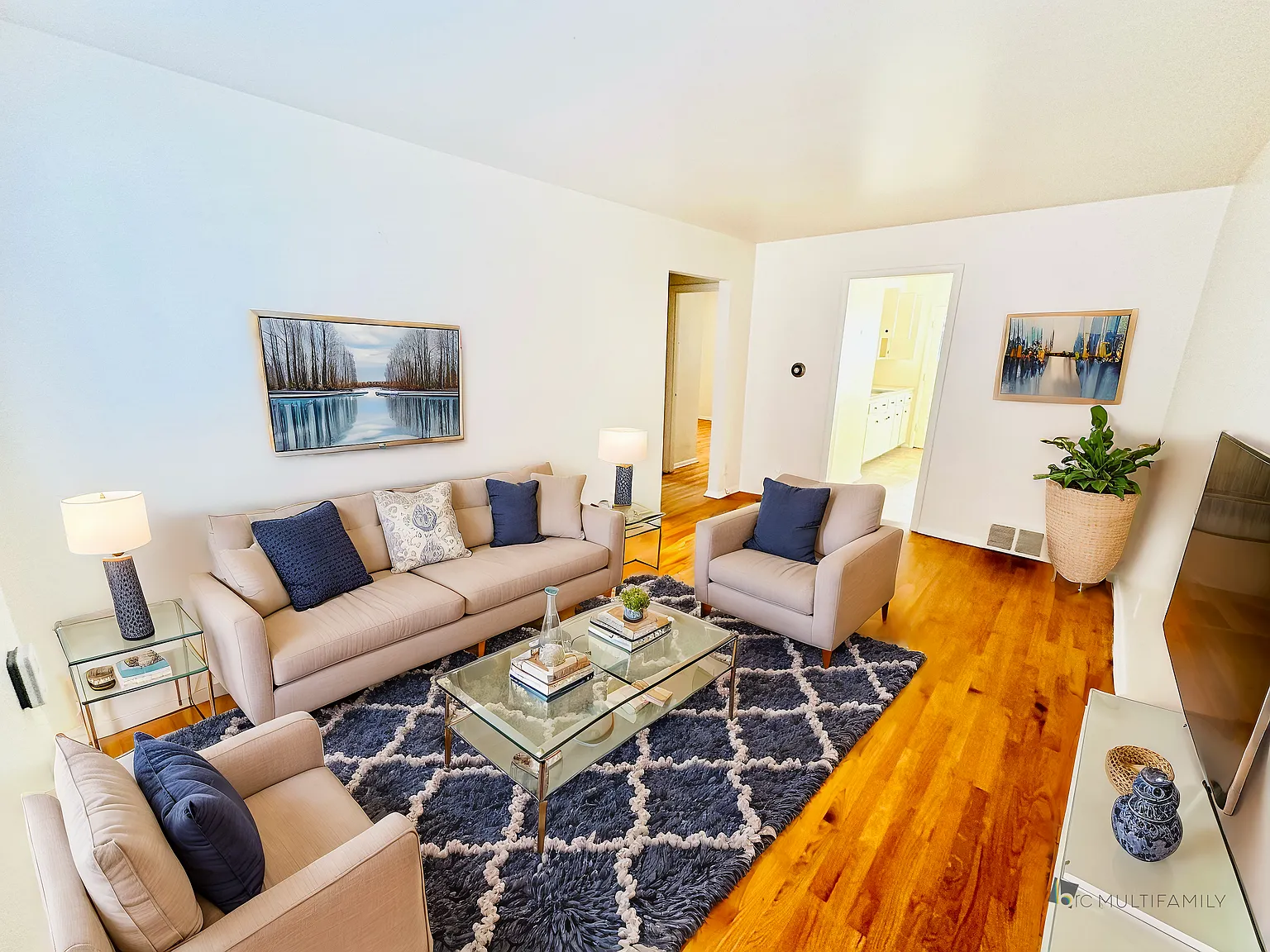 2 bed, 750 sqft, $1,350 — Photo 2