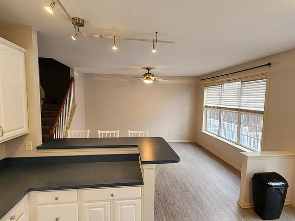 Breakfast bar and dining area