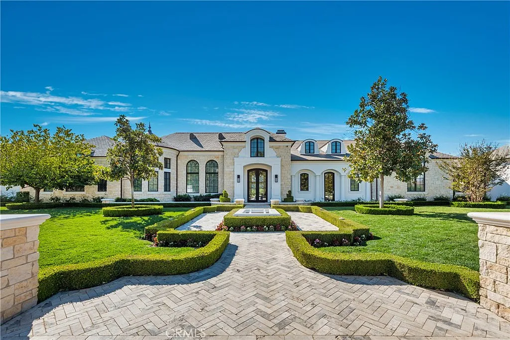 6 bed, 6.5 bath, 10876 sqft, $85,000 — Photo 1