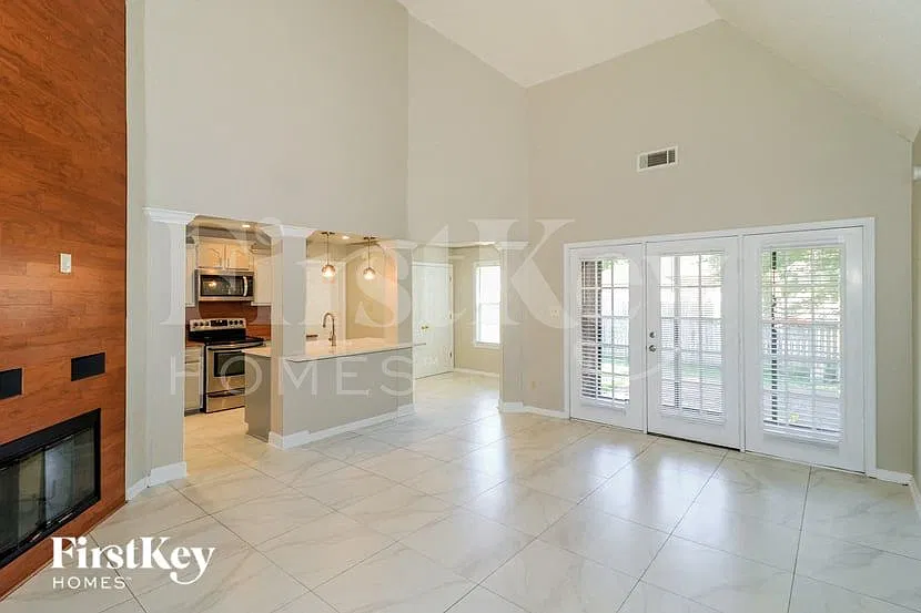 4 bed, 2.5 bath, 1985 sqft, $2,155 — Photo 3