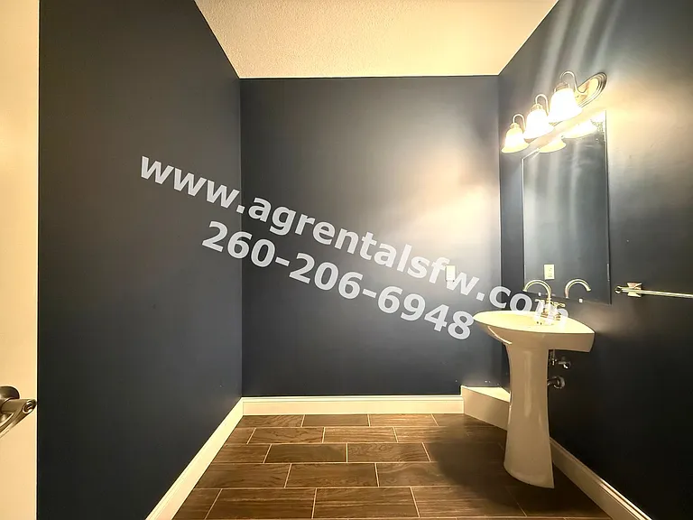 8819 Strathmore Ln — Photo 17