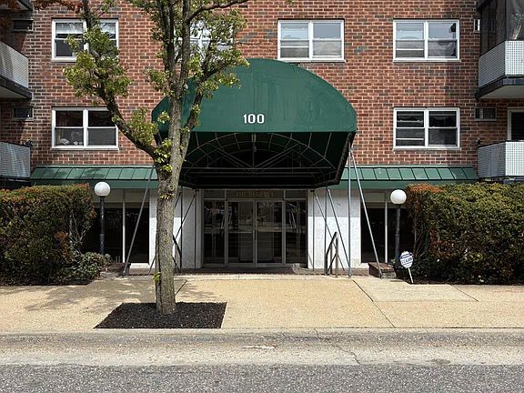 3rd image of 100 Lincoln Ave