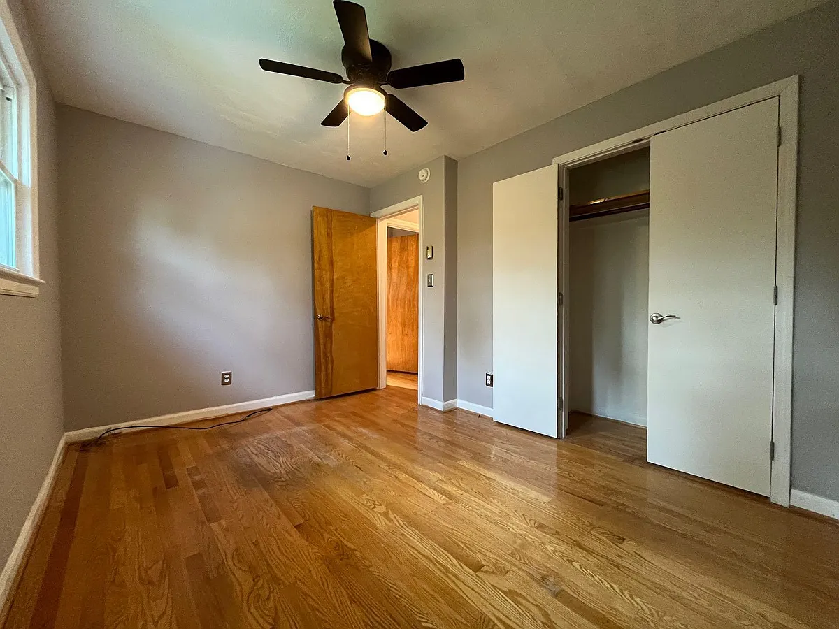 Building Photo - 2641 Parkview Dr