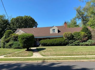 339 Columbia St, Westbury, NY 11590