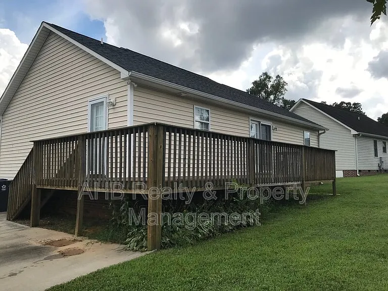 200 Manning Way — Photo 2