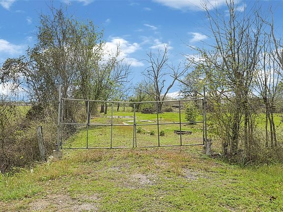 2nd image of 302 Blue Creek Rd