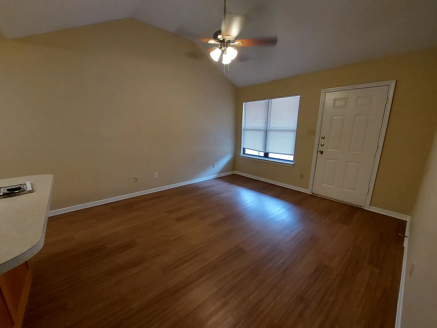 2 bed, 805 sqft, $1,100 — Photo 2