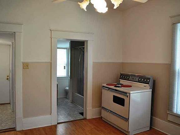 3rd image of 1315 W Logan Ave