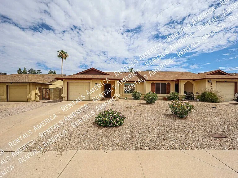2842 E Irwin Ave — Photo 2