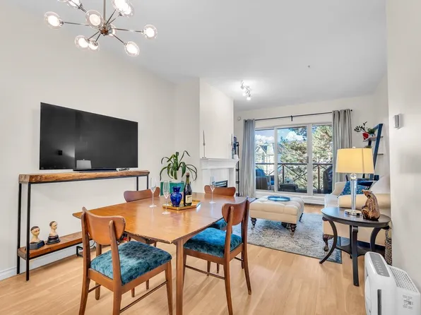 2109 Rowland St #215, Pt Coquitlam, BC V3C 6J4