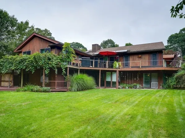 122 Drake Rd, Burlington, MA 01803