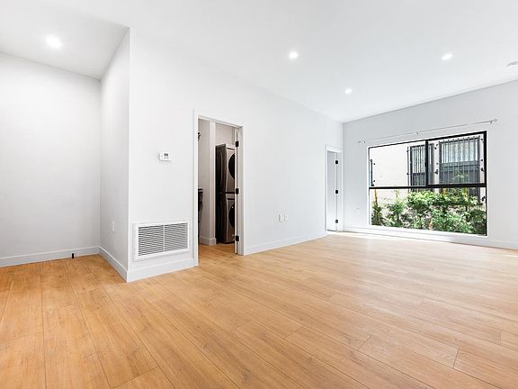 3rd image of 7223 Willoughby Ave APT 102