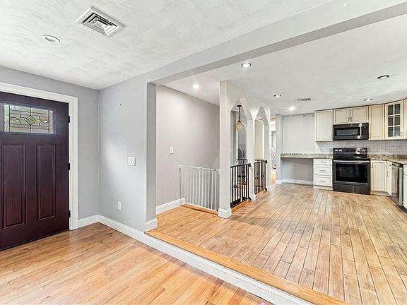 3rd image of 216 Hyde St