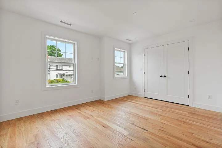 109 Park Ave E — Photo 14