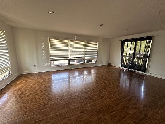 4th image of 20636 Greenwood Dr