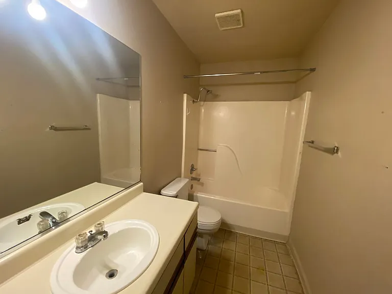 425 Steele Ave — Photo 3