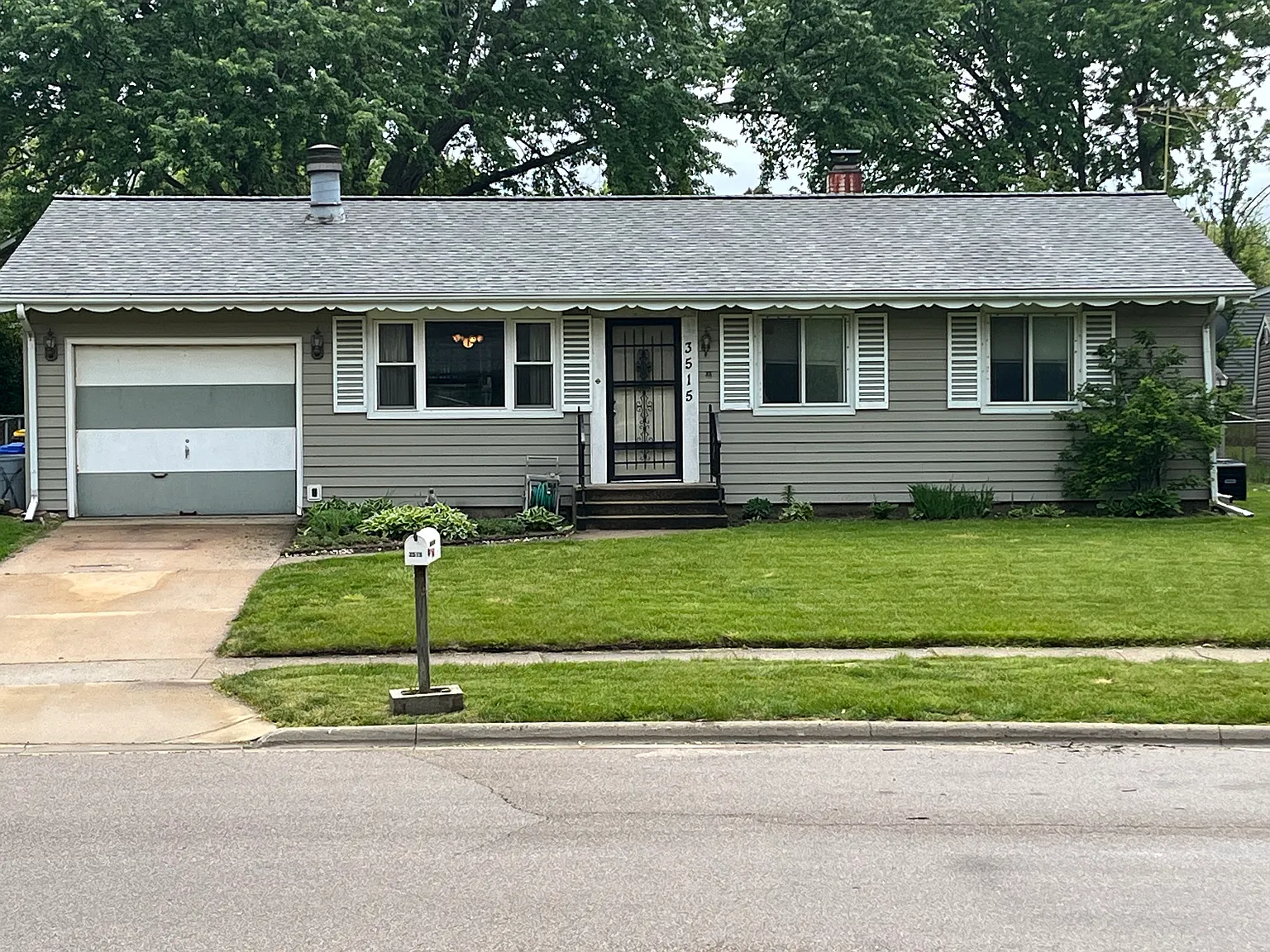3 bed, 910 sqft, $1,950 — Photo 1
