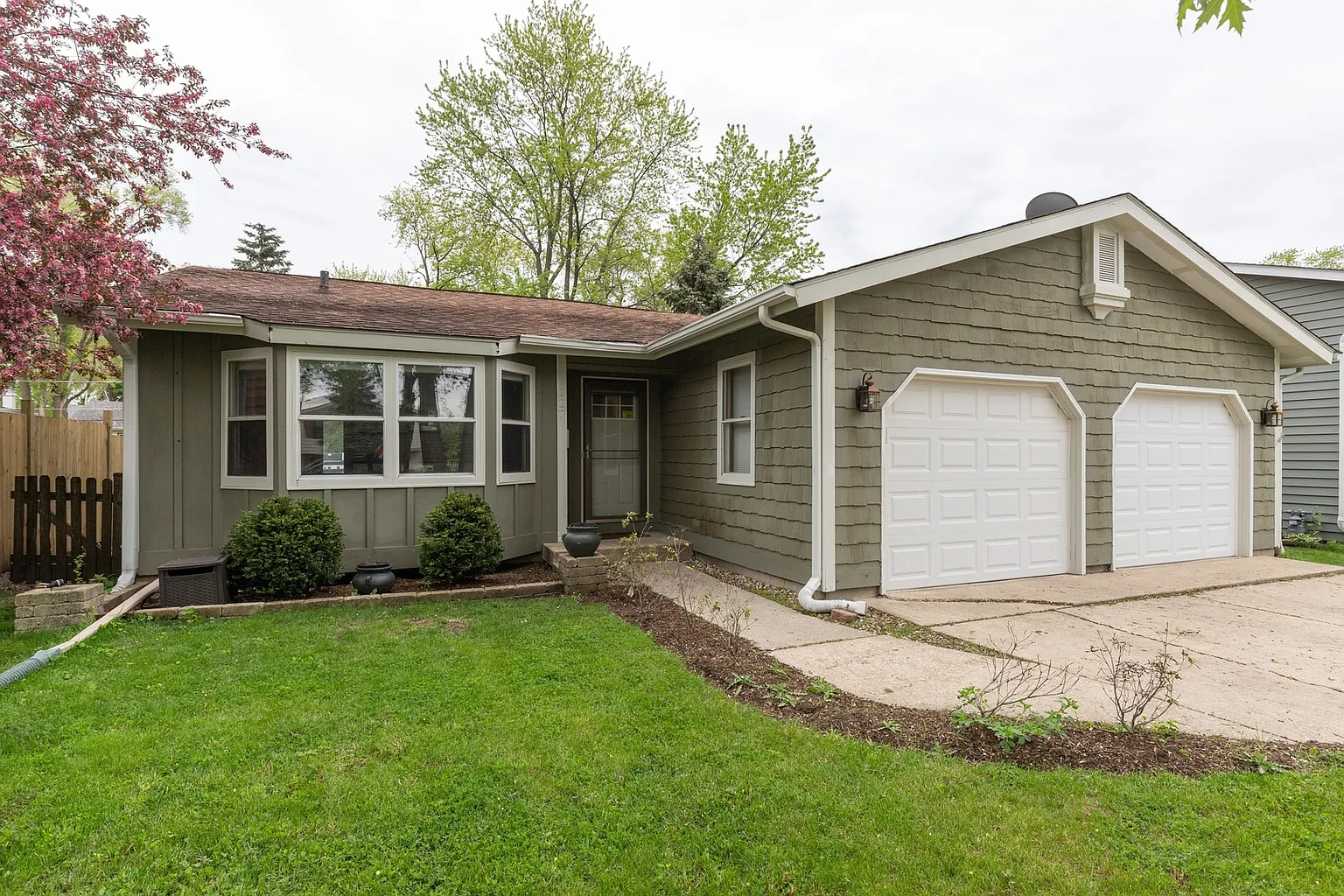 127 W Hawthorne Blvd photo 1