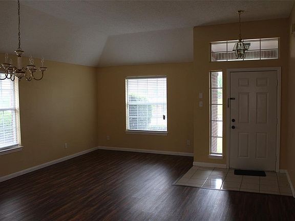 3rd image of 1132 San Saba Dr