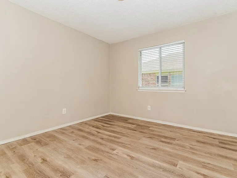1112 Alexandria Dr — Photo 14