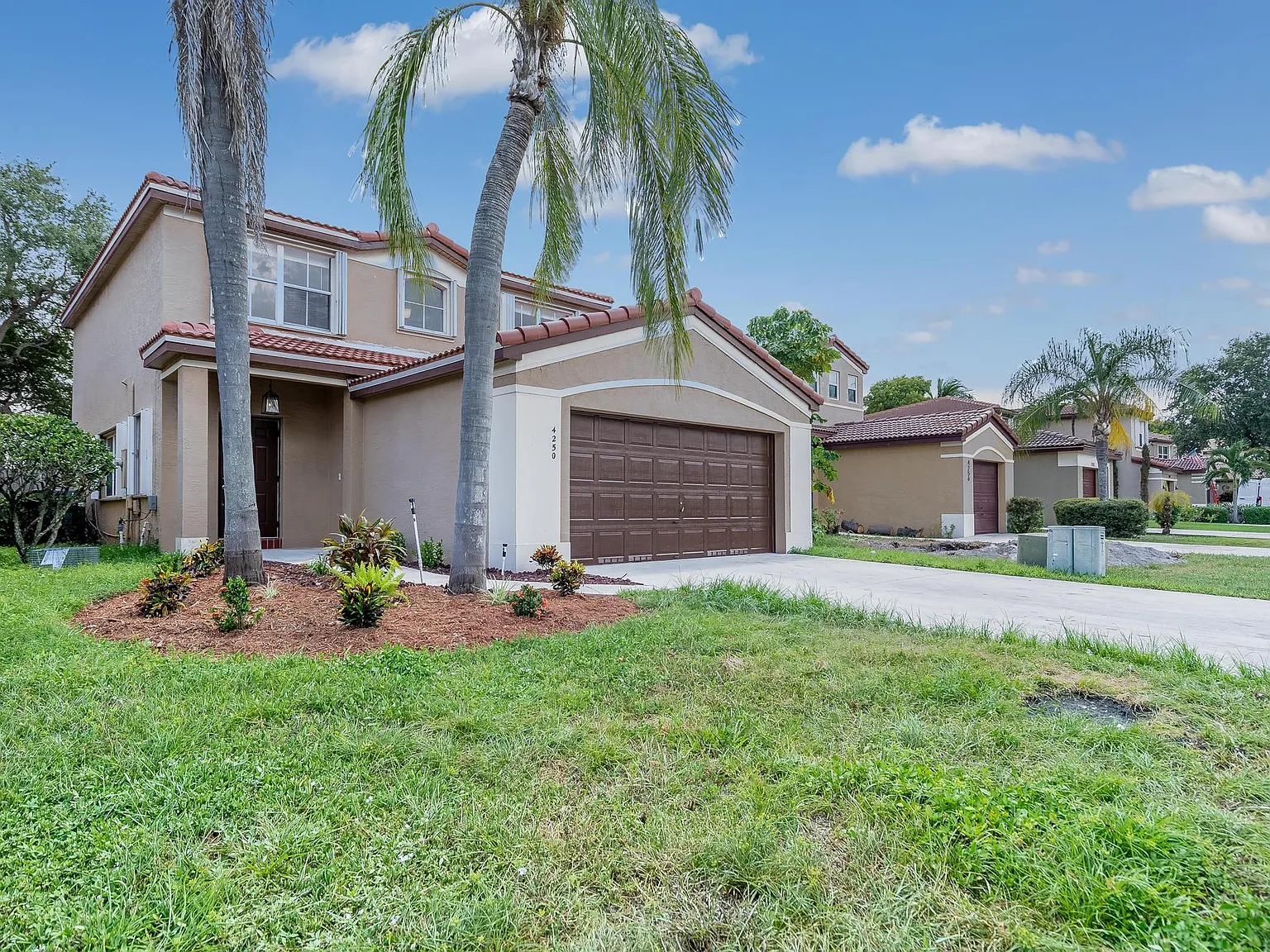 4 bed, 2.5 bath, 2100 sqft, $4,400 — Photo 1