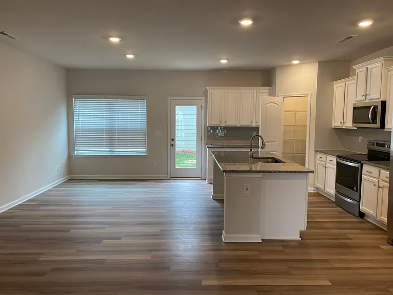 212 Sagecroft Ln — Photo 3
