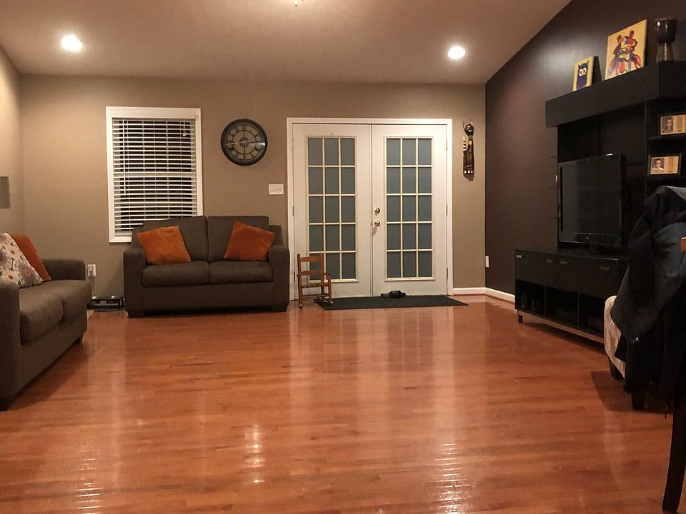 1st image of 1090 King St