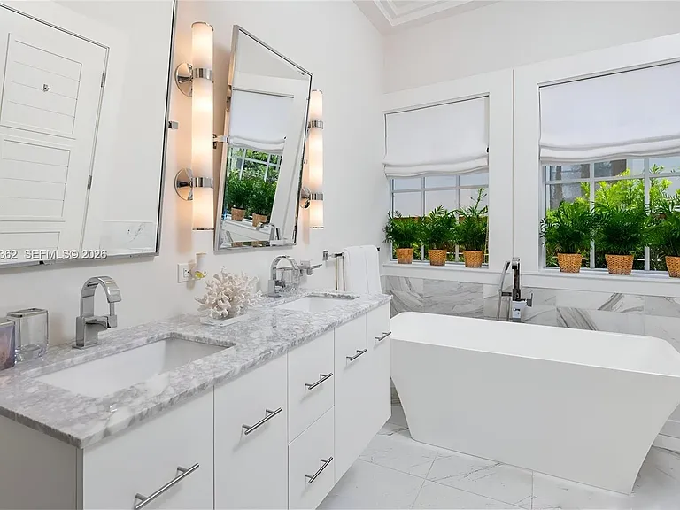 2575 Pine Tree Dr — Photo 18