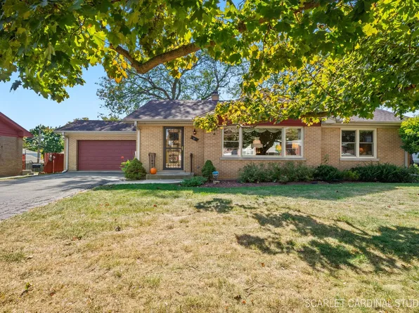 51 W Granville Ave, Roselle, IL 60172