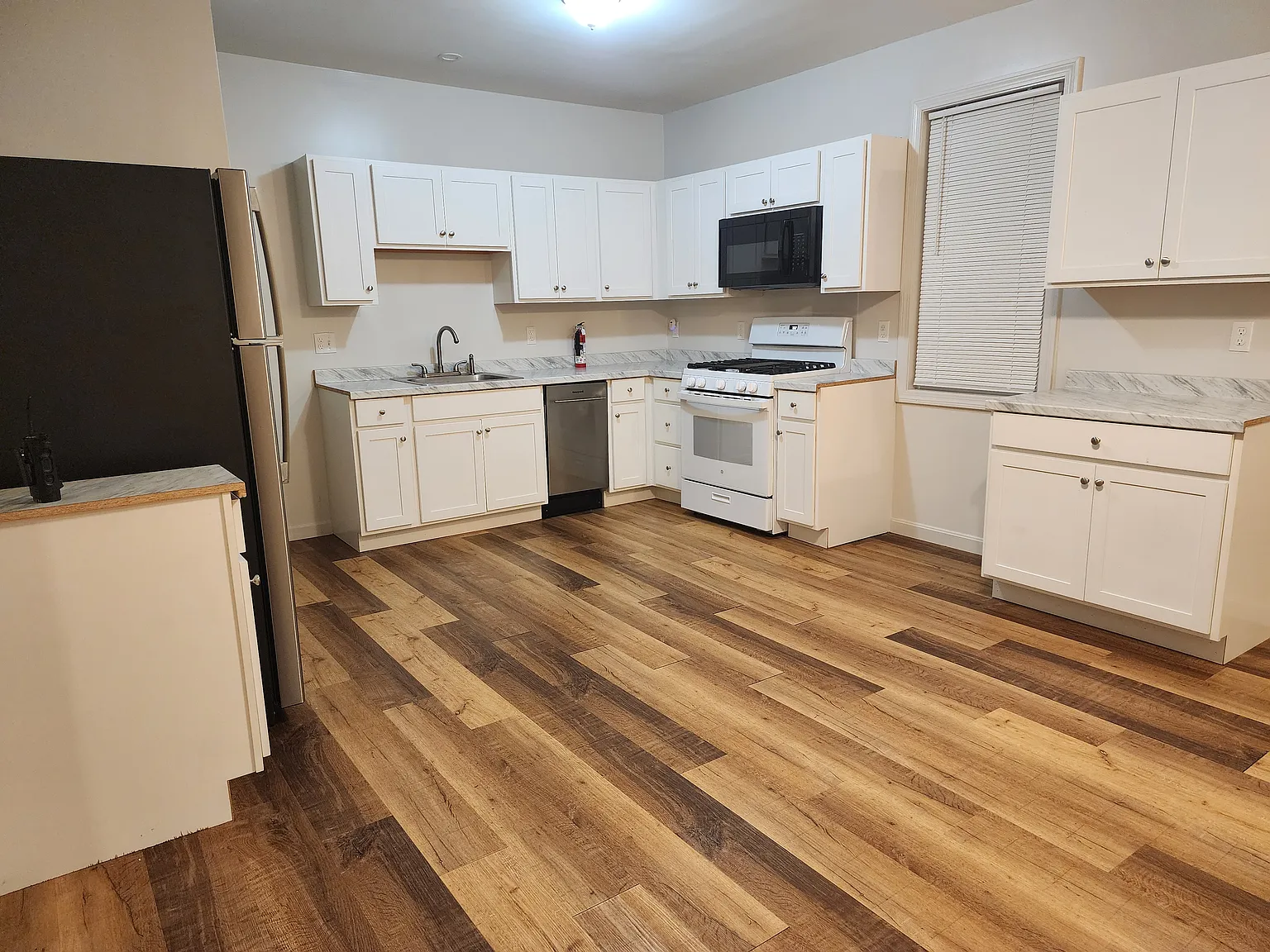 198 Manton Ave — Photo 2