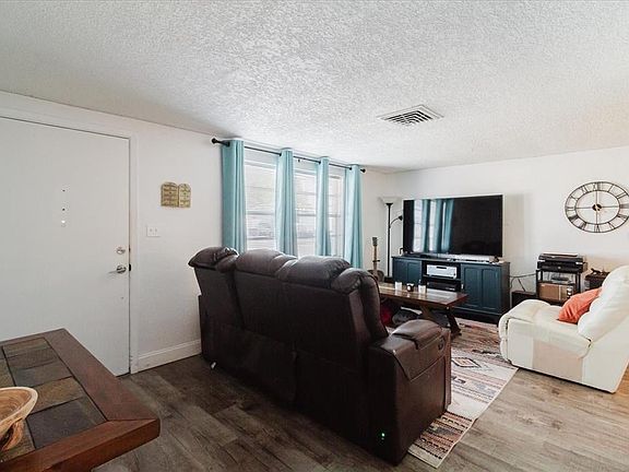 3rd image of 9803 Richwood Ln
