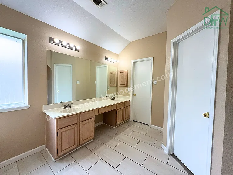 317 Oak Meadow Ln — Photo 17