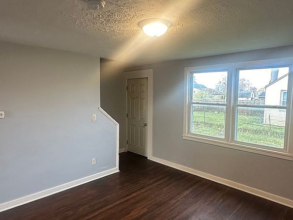 4th image of 4-56 Thackeray Ct