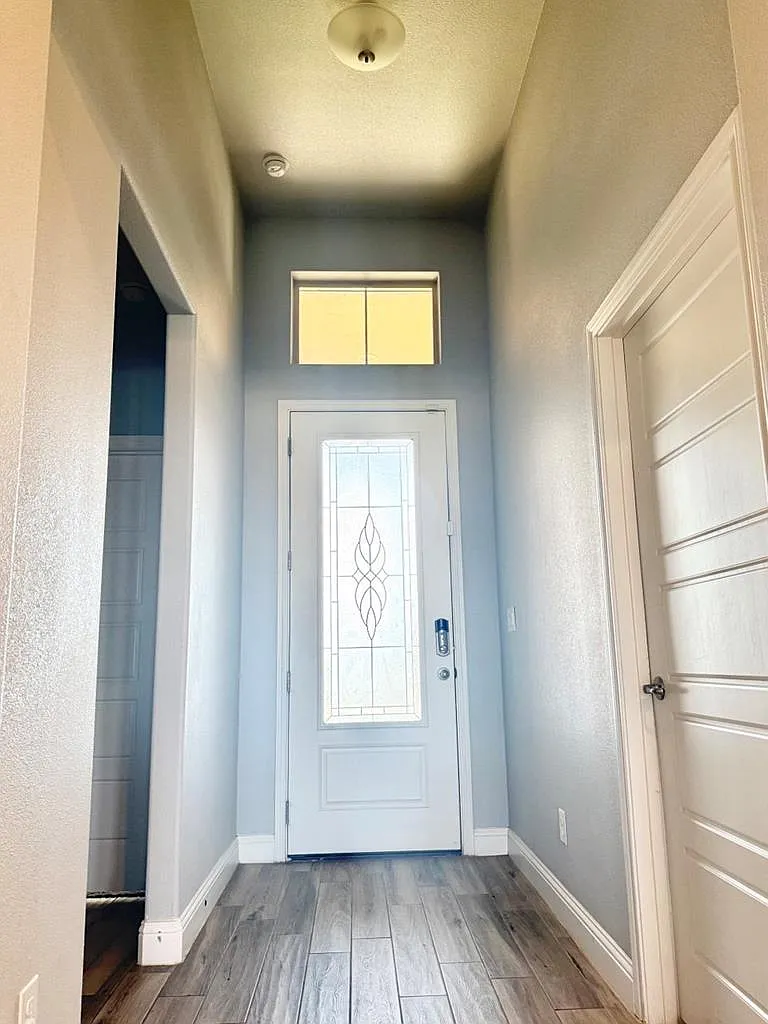4 bed, 2.0 bath, 2093 sqft, $3,000 — Photo 2