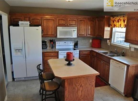 3rd image of 410 NW Europa Dr