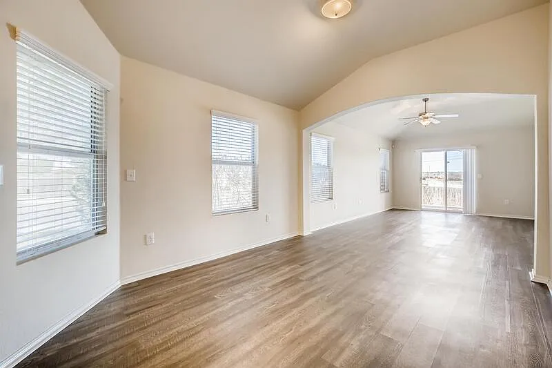 3 bed, 2.0 bath, 1402 sqft, $1,650 — Photo 3