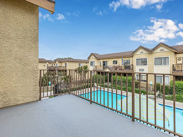 Monrovia Villas Apartments — Photo 31