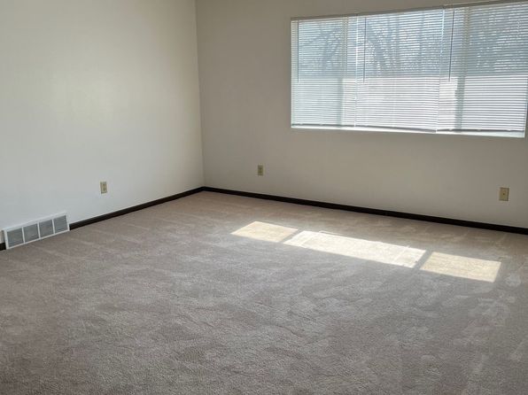 Robinwood Apartments | 285 Robins Rd, Hiawatha, IA