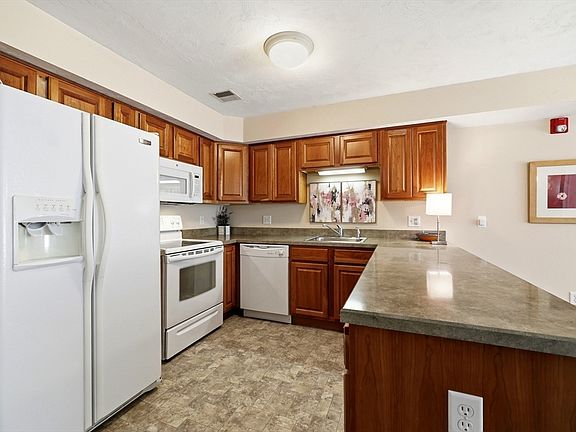 2nd image of 24 Green Leaves Dr Unit 413