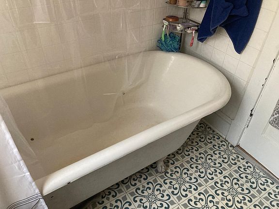 Claw foot tub