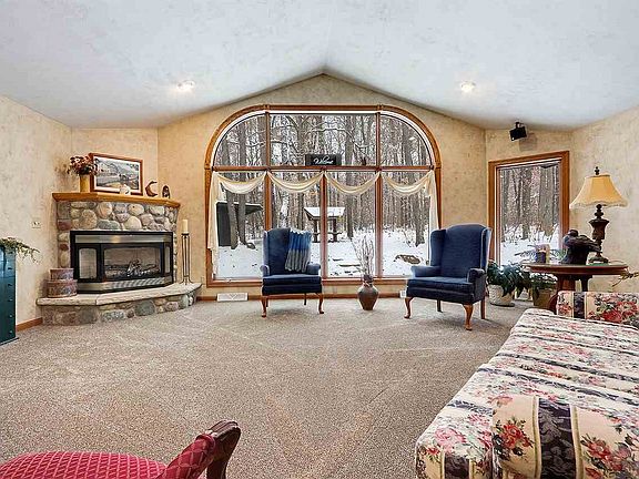 Large Great Room with Gas FP