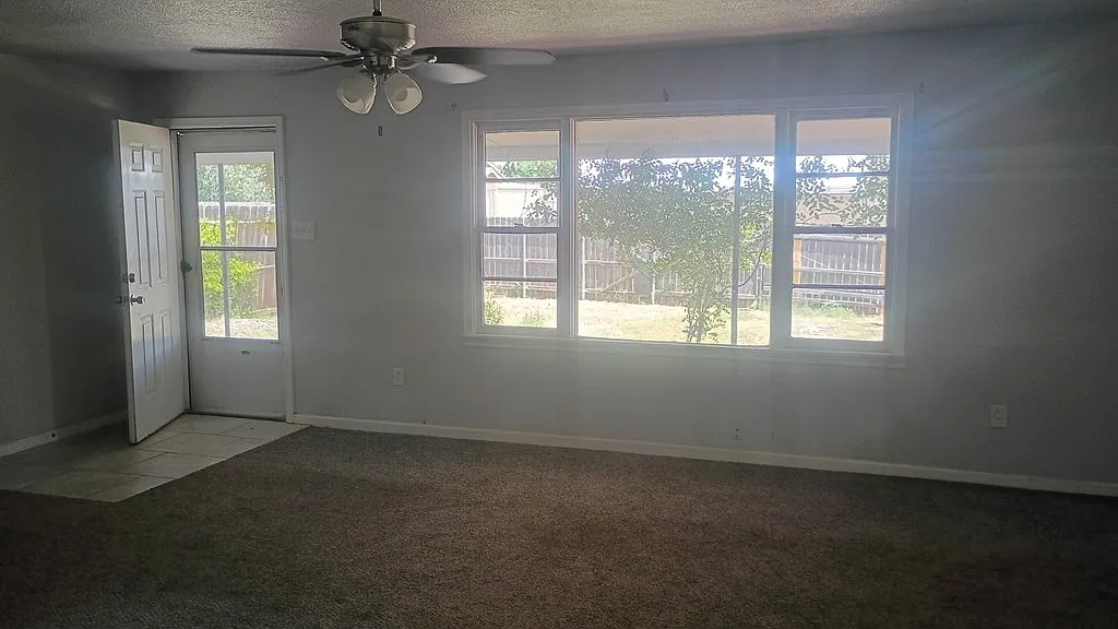 4 bed, 2.0 bath, 2048 sqft, $2,500 — Photo 2