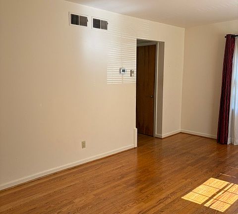 5th image of 310 Azalea Dr #B